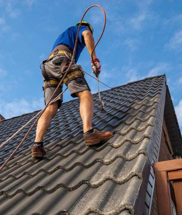 Nettoyage et démoussage toiture - HMPRO Couverture Tours : Nettoyage, démoussage, traitement anti mousse toiture et peinture hydrofuge colorée pour toit. Artisan couvreur en Indre-et-Loire (37) sur Tours et les alentours.