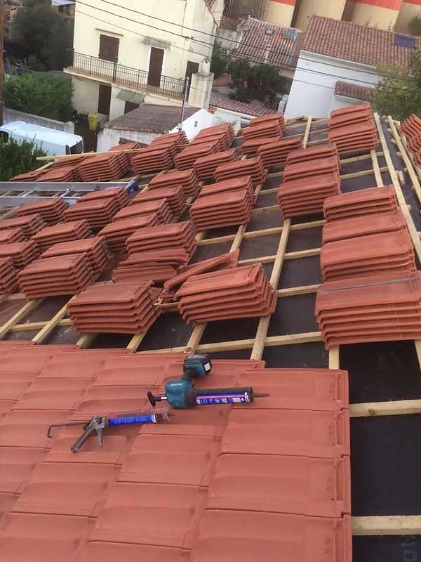 HMPRO COUVERTURE TOURS : couvreur en INDRE-ET-LOIRE (37) sur TOURS et les alentours. : Travaux de couverture, zinguerie, nettoyage démoussage peinture hydrofuge toiture, étanchéité toit terrasse, isolation toit / comble, traitement bois charpente,, nettoyage, démoussage, imperméabilisation, ravalement peinture façade, pose débardage et nettoyage des extérieurs. HMPRO Couverture Tours : intervention en INDRE-ET-LOIRE (37) sur TOURS et les alentours.