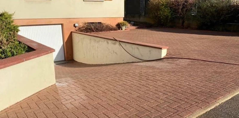HMPRO COUVERTURE TOURS : couvreur en INDRE-ET-LOIRE (37) sur TOURS et les alentours. : Travaux de couverture, zinguerie, nettoyage démoussage peinture hydrofuge toiture, étanchéité toit terrasse, isolation toit / comble, traitement bois charpente,, nettoyage, démoussage, imperméabilisation, ravalement peinture façade, pose débardage et nettoyage des extérieurs. HMPRO Couverture Tours : intervention en INDRE-ET-LOIRE (37) sur TOURS et les alentours.