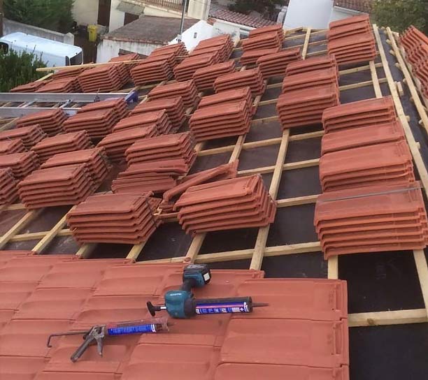 HMPRO COUVERTURE TOURS : couvreur en INDRE-ET-LOIRE (37) sur TOURS et les alentours. : Travaux de couverture, zinguerie, nettoyage démoussage peinture hydrofuge toiture, étanchéité toit terrasse, isolation toit / comble, traitement bois charpente,, nettoyage, démoussage, imperméabilisation, ravalement peinture façade, pose débardage et nettoyage des extérieurs. HMPRO Couverture Tours : intervention en INDRE-ET-LOIRE (37) sur TOURS et les alentours.